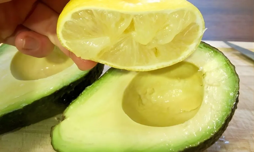 prevent-avocado-browning-with-lemon-juice